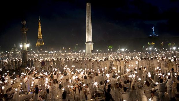 Heavens below ... thousands gather to dine in Paris in 2009.