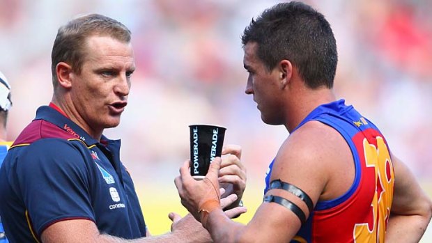 Michael Voss makes a strong point to Tom Rockliff.