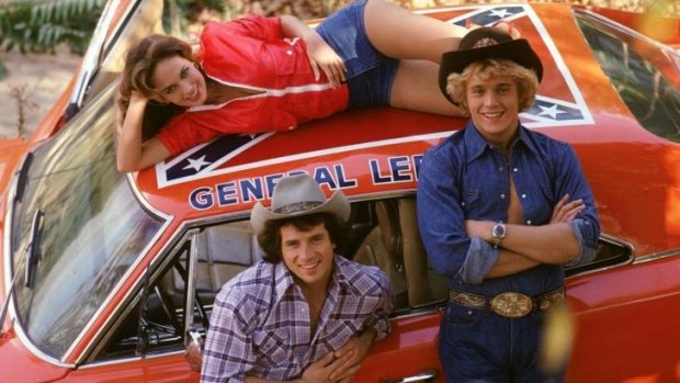 <i>Dukes of Hazzard</i> castmembers Tom Wopat, John Schneider and Catherine Bach with the now contentions General Lee.