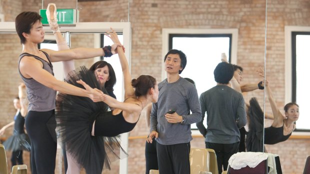 Li Cunxin instructs dancers.