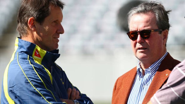 John O'Neill talking with Wallabies coach Robbie Deans in Auckland in August.