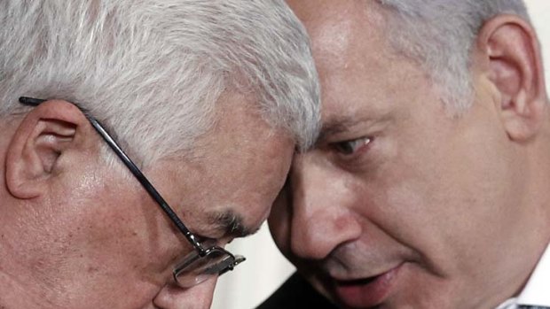 Benjamin Netanyahu (right) and Mahmoud Abbas (left) at the White House last year.