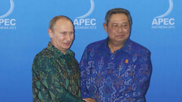 Russian President Vladimir Putin is greeted by Indonesia's President Susilo Bambang Yudhoyono (R) as he arrives for a gala dinner for the leaders of the Asia-Pacific Economic Cooperation (APEC) Summit in Nusa Dua.