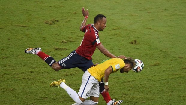 Another angle of the blow ... Colombia's defender Juan Camilo Zuniga (red jersey) knees Brazil's forward Neymar in the back. 