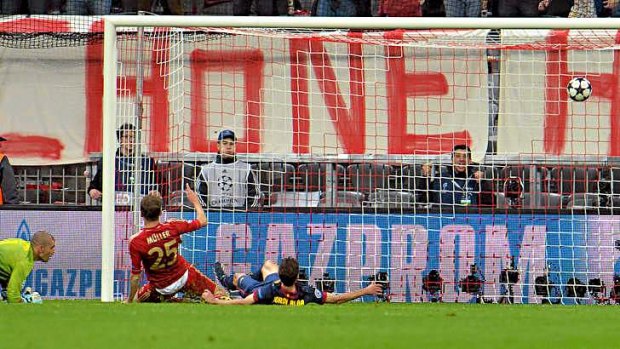Thomas Mueller scores the fourth goal for Bayern Munich.