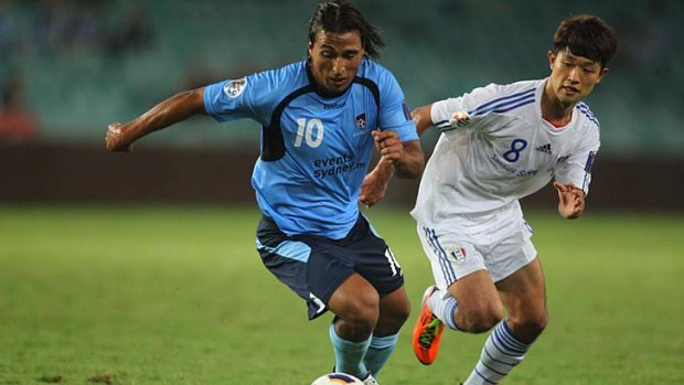 Speedster ... Sydney FC's Nicky Carle in action against  Korea's Suwon Samsung Bluewings at the SFS last night.