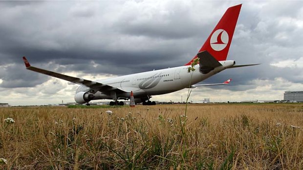 Turkish Airlines has apologised for sending a US couple to Dhaka, Bangladesh, instead of Dakar, Senegal.