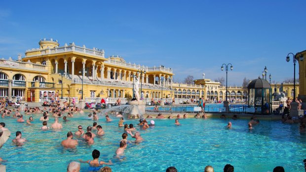 ATJM6W Outdoor thermal pools, Szechenyi Baths, Varosliget, Pest, Budapest, Republic of Hungary. Image shot 2008. Exact date unknown. tra27-threeminsbudapest
Budapest's hot springs