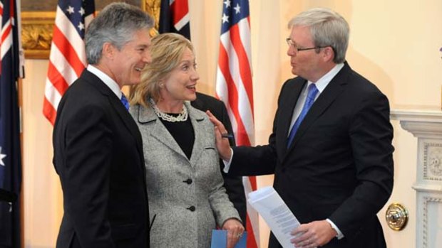 Friendly chat . . . the Defence Minister, Stephen Smith, the US Secretary of State, Hillary Clinton, and the Foreign Affairs Minister, Kevin Rudd.