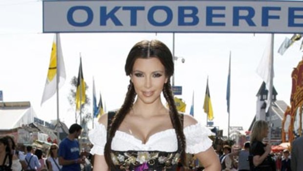 Ich bin ein beer wench ... Kim Kardashian does Oktoberfest.