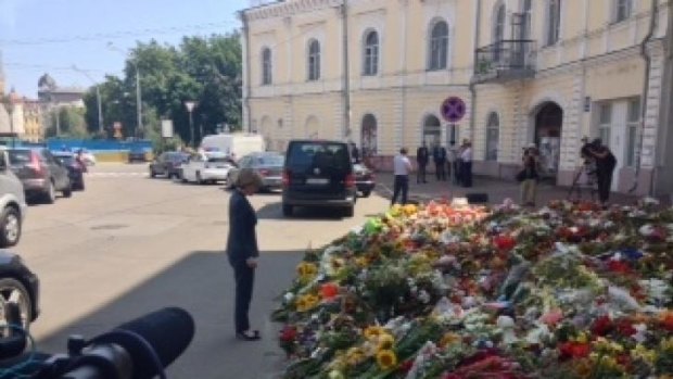 Julie Bishop pauses at the tribute to victims of MH17 outside the Dutch embassy in Kiev.