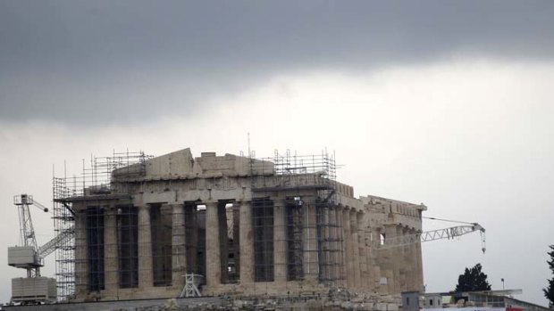 New attraction &#8230; unions put anti EU banners in front of the Parthenon.