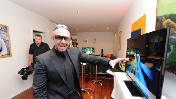 Designer Alex Perry experiencing Sony 3D at the launch last night.