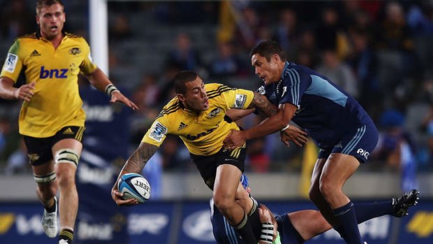 Tusi Pisi of the Hurricanes looks to offload.