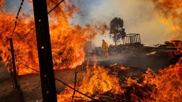 Bushfire threatens properties near Kilmore South.