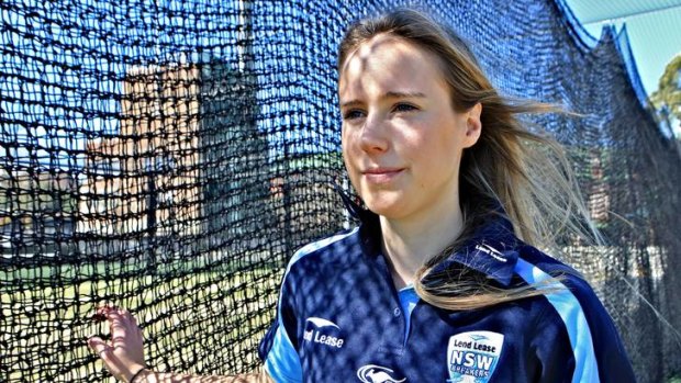 Dual international cricketer and footballer Ellyse Perry signs with Sydney FC.