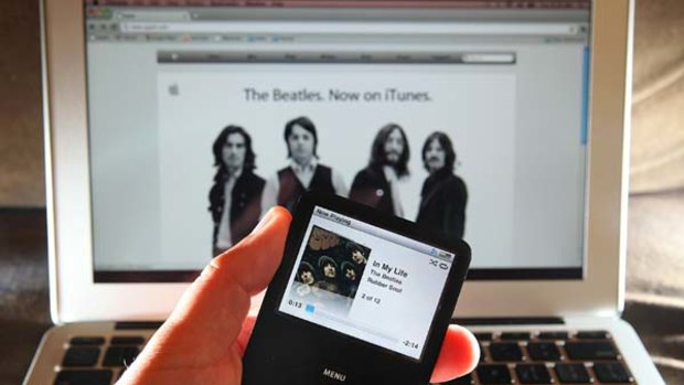 Apple has struck a deal with the record label EMI and the Beatles' company Apple Corps to sell digital downloads of the legendary rock band's music on iTunes.