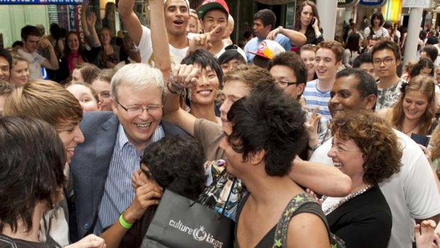 Kevin Rudd and Therese Rein swarmed by supporters in Brisbane.