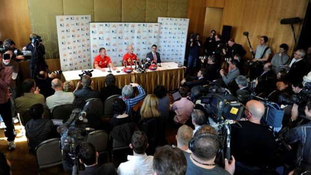 A packed news conference probes new Suns player Gary Ablett.