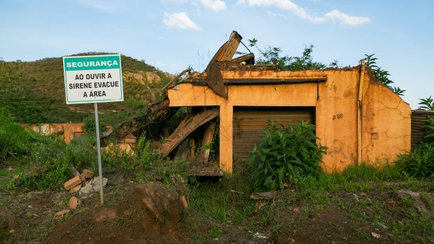 "Safety, leave the area when siren sounds". A siren system and evacuation route signs were only installed in Bento Rodrigues, Brazil, after the 2015 dam disaster.