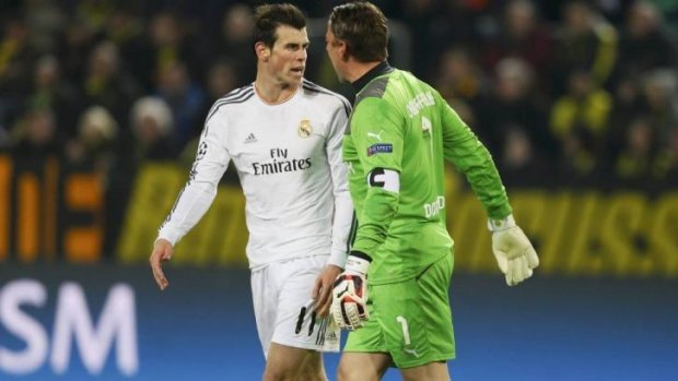 Borussia Dortmund goalkeeper Roman Weidenfeller (R) argues with Real Madrid's Gareth Bale.