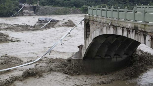 A bridge collapse after being hit by sweeping floods in Jiangyou, Sichuan.