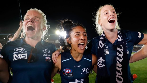 Darcy Vescio of the Blues (left) sings the team song after the game.