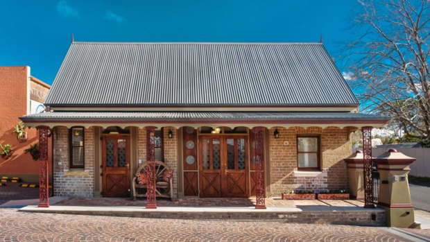 The Stables in Mittagong is a converted former 19th century butchery that once served as the horse and buggy stables for a bank manager and his family. 