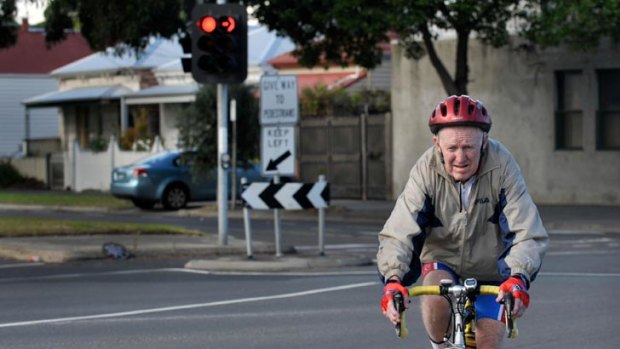 'Bruce' says red lights are a hindrance for cyclists.