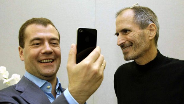 Russian President Dmitry Medvedev gets a free iPhone 4 from Apple CEO Steve Jobs.