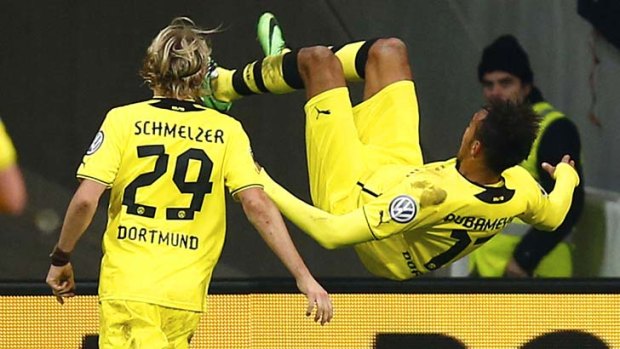 Borussia Dortmund's Pierre Aubameyang (R) celebrates his goal against Eintracht Frankfurt.