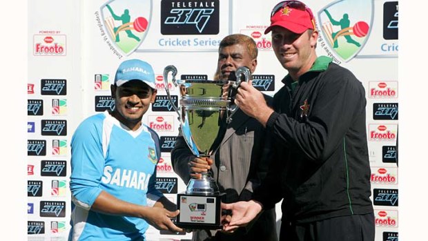 Bangladesh captain Mushfiqur Rahim and his Zimbabwe counterpart, Brendan Taylor, pose with the trophy after the two-Test series ended.