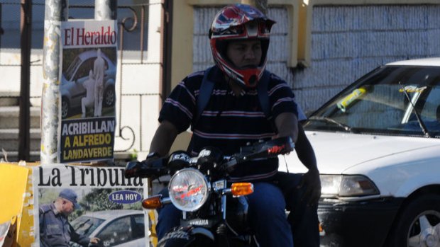 he Honduran congress on Wednesday prohibited the motorcyclists to carry passengers, in an attempt to hamper the wave of murders committed by assassins.