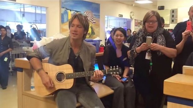 Keith Urban performing at Monash Children's Hospital in Victoria.