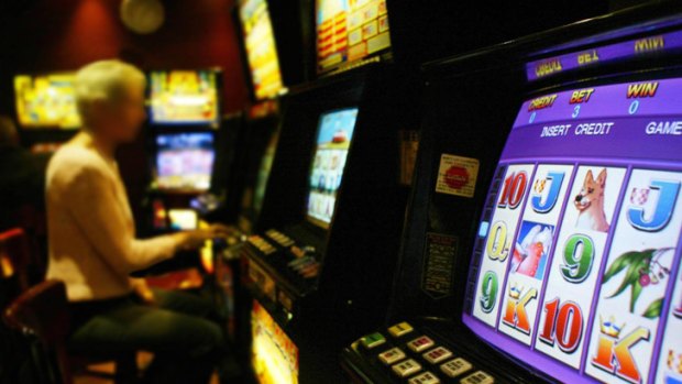 Victoria's pubs and clubs industries say the current 10-year licences for poker machines restrict their ability to get funding.