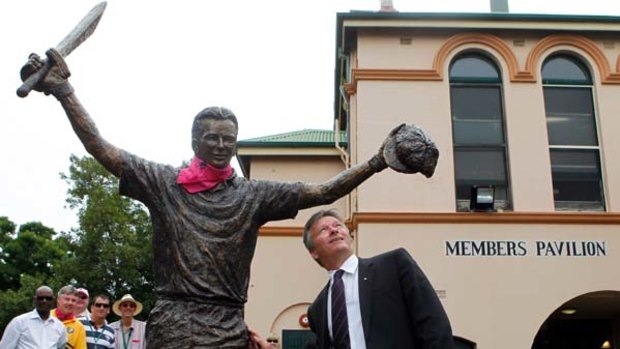 Waugh memorial ... former Australian captain Steve Waugh inspects the bronze statue of himself that was unveiled at the SCG yesterday.