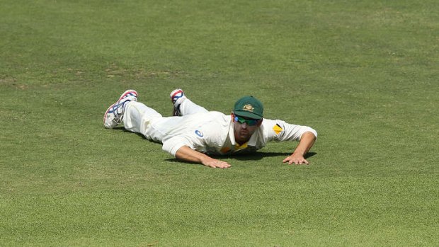 Nathan Lyon misses an opportunity to dismiss Faf du Plessis.