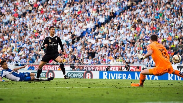 Cristiano Ronaldo shoots against Barcelona.