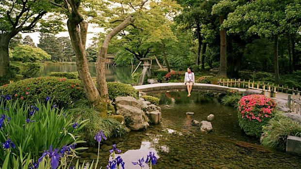 Kenroku-en Garden, Rainbow Bridge and Kotoji Lantern in Kanazawa.