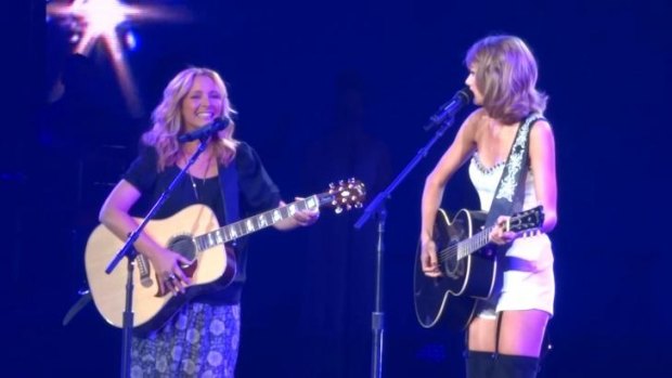 Taylow Swift and Lisa Kudrow sharing the stage at Swift's final LA show.