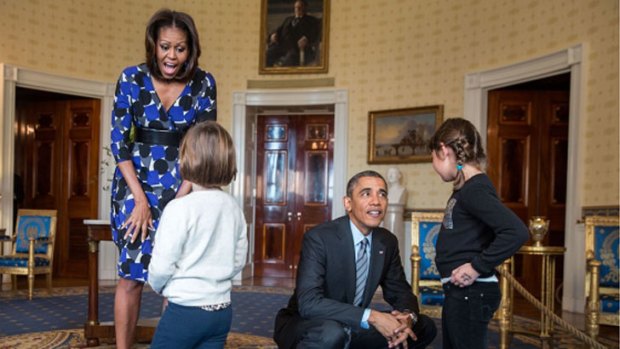 Barack Obama and his wife Michelle chat with two White House tourists.