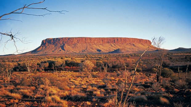 Mount Connor or ‘‘Fool-uru’’ differs from Uluru in that it has a distinctive flat top with a separate top layer.