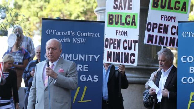Alan Jones addresses the crowds outside the NSW Supreme Court.