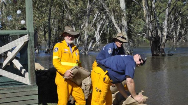 Safety fear &#8230; rural fire brigade members from Bathurst and Freemantle prepare for floods.