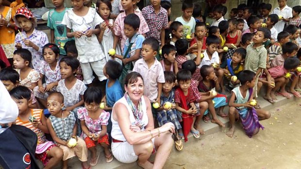 Glenda Halliwell with the children at Yandabo.