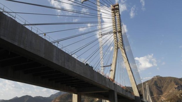 A closer view of the Baluarte Bridge.