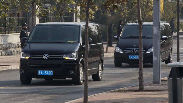 A convoy of vehicles believed to be carrying ousted Chinese politician Bo Xilai head to Shandong Provincial Higher People's Court in Jinan, in eastern China's Shandong province.