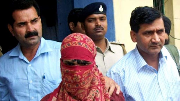 Accused: Indian police officials escort Pradeep Kumar after a court appearance in Lakhisarai District.