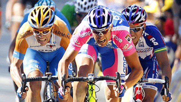 Alessandro Petacchi (centre) powers to victory, with Robbie McEwen just behind at right.