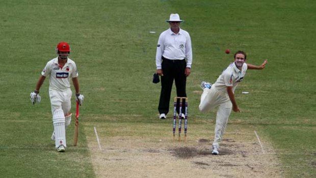 Steady as she goes ... discarded Test spinner Nathan Hauritz showed much-improved bowling rhythm at the SCG yesterday.